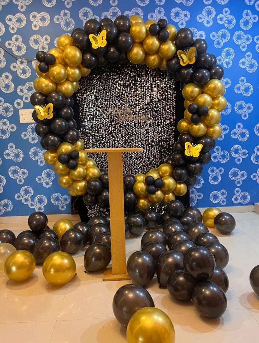 Decor in Cafe - Book Now